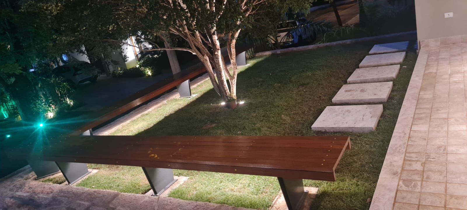 Bancos de madeira com base metálica em São João da Boa Vista